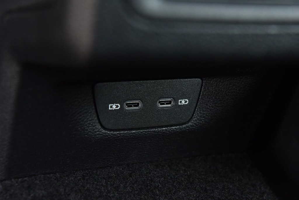 Volkswagen Golf GTI Vehicle Full-screen Gallery Image 23