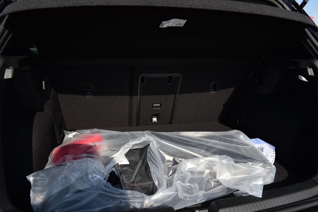 Volkswagen Golf GTI Vehicle Full-screen Gallery Image 24