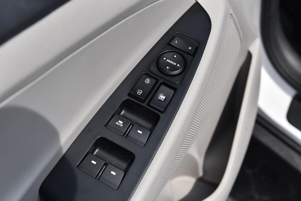 Hyundai Tucson Vehicle Full-screen Gallery Image 08