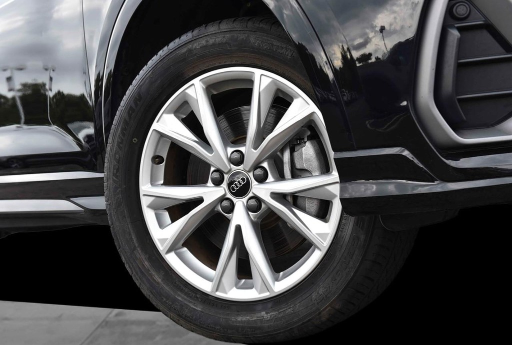 Audi Q3 Vehicle Full-screen Gallery Image 3
