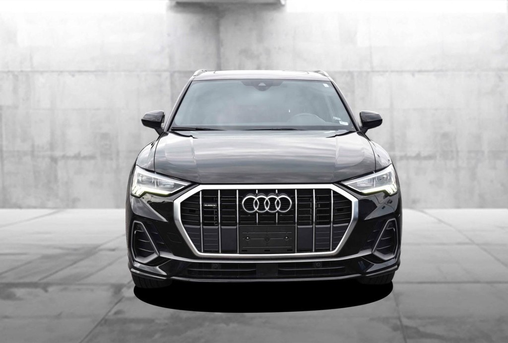 Audi Q3 Vehicle Full-screen Gallery Image 4