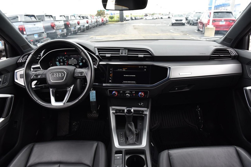 Audi Q3 Vehicle Full-screen Gallery Image 7