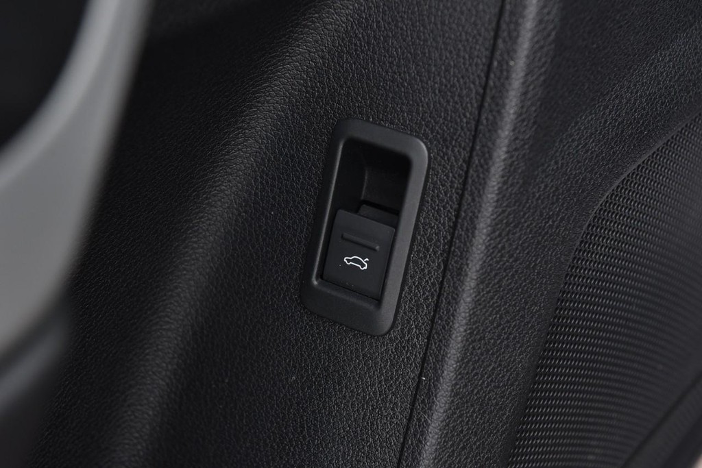 Audi Q3 Vehicle Full-screen Gallery Image 9