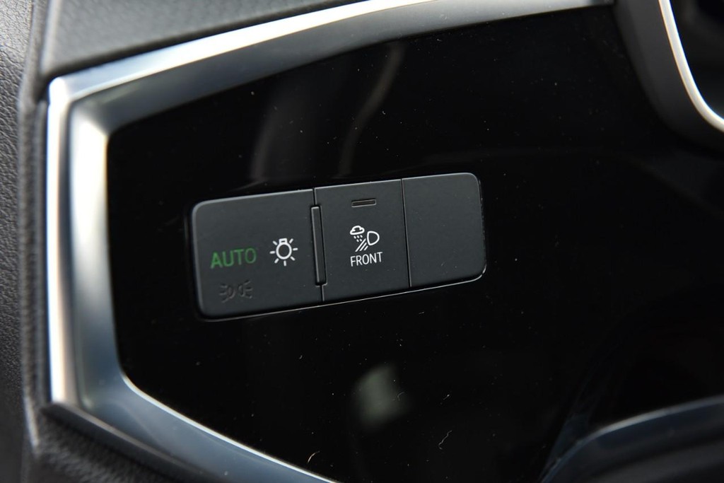 Audi Q3 Vehicle Full-screen Gallery Image 11