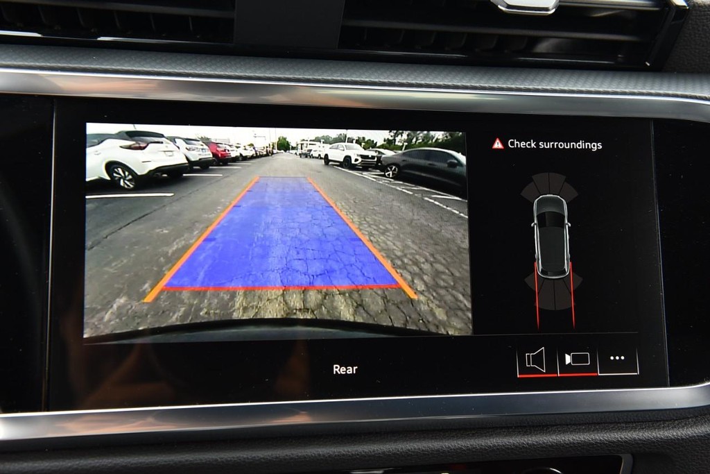 Audi Q3 Vehicle Full-screen Gallery Image 13