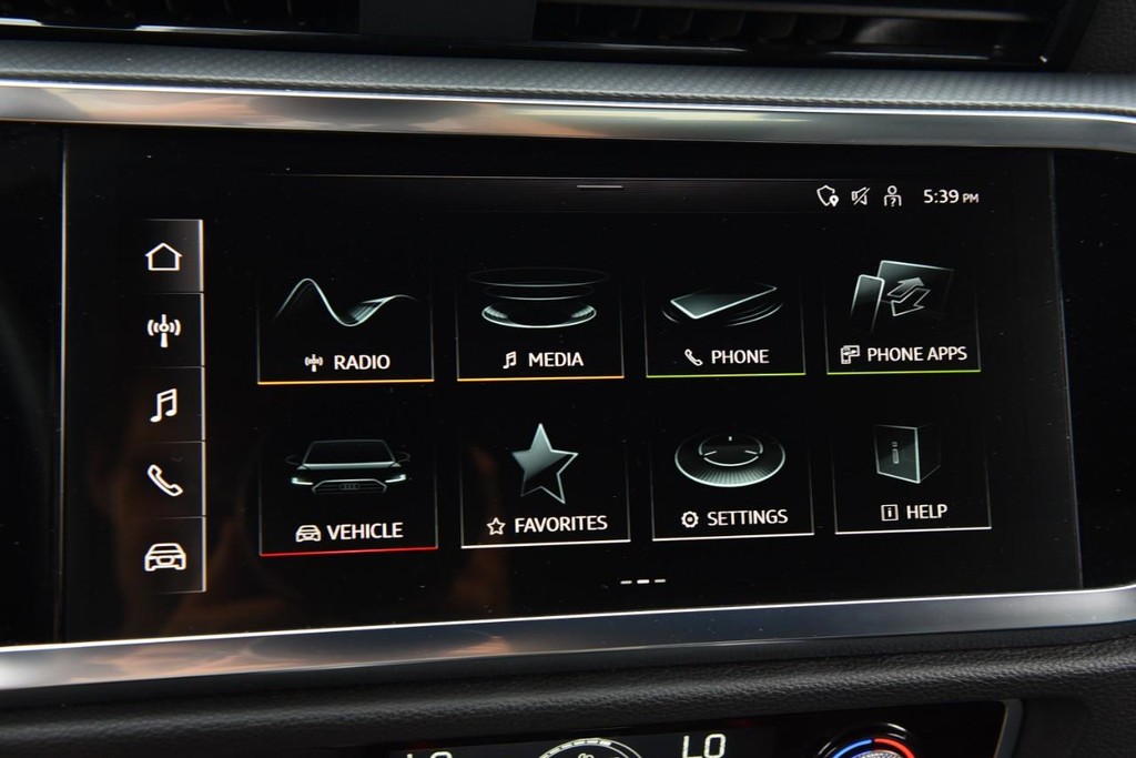 Audi Q3 Vehicle Full-screen Gallery Image 14