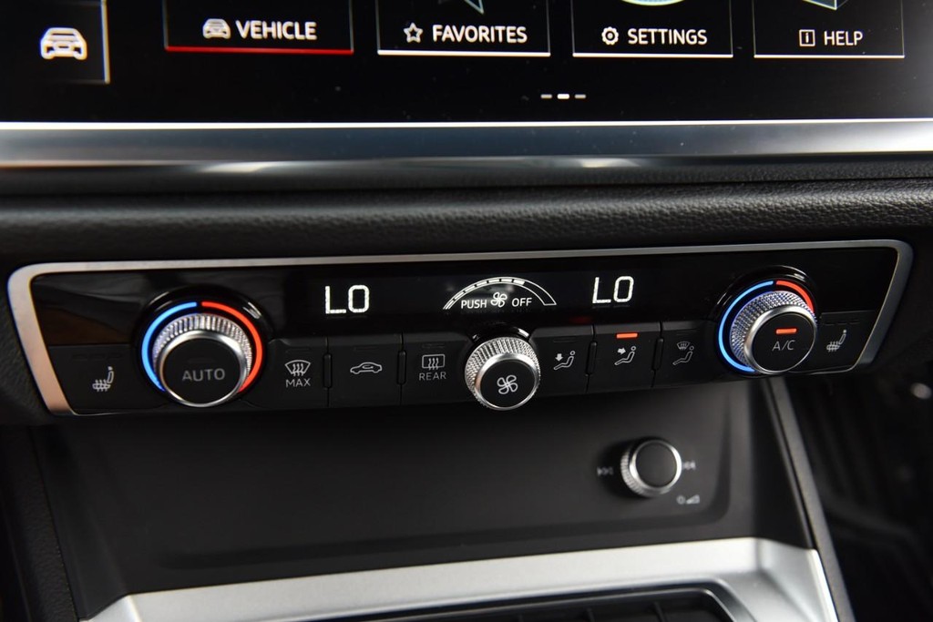 Audi Q3 Vehicle Full-screen Gallery Image 15