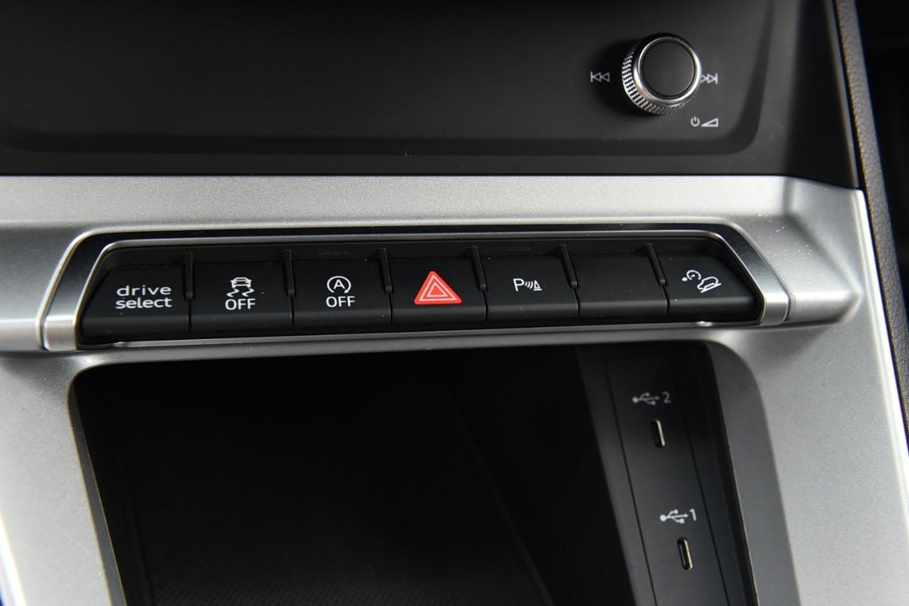Audi Q3 Vehicle Full-screen Gallery Image 16