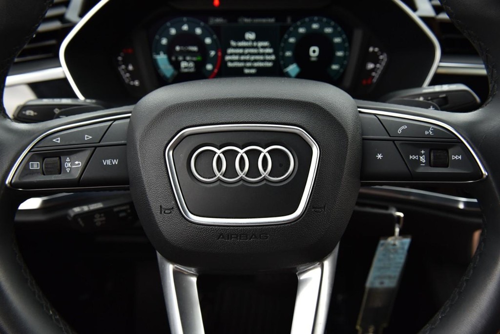 Audi Q3 Vehicle Full-screen Gallery Image 17