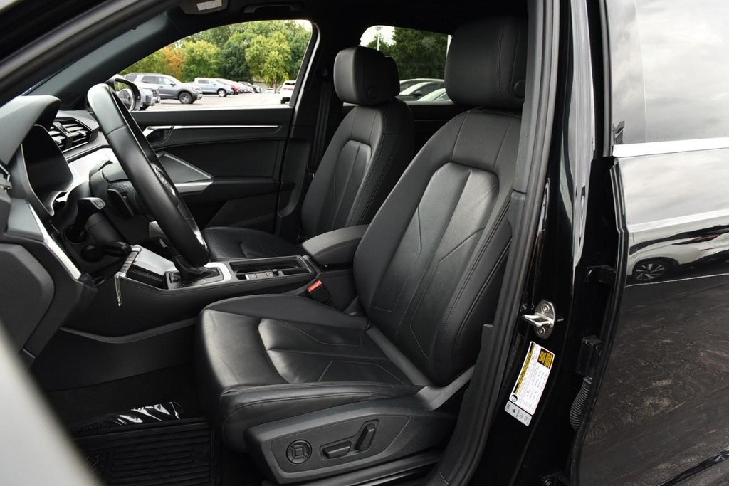 Audi Q3 Vehicle Full-screen Gallery Image 18
