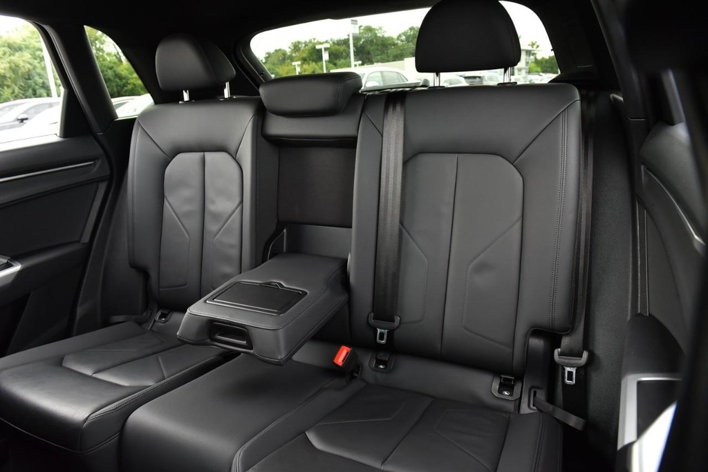 Audi Q3 Vehicle Full-screen Gallery Image 21