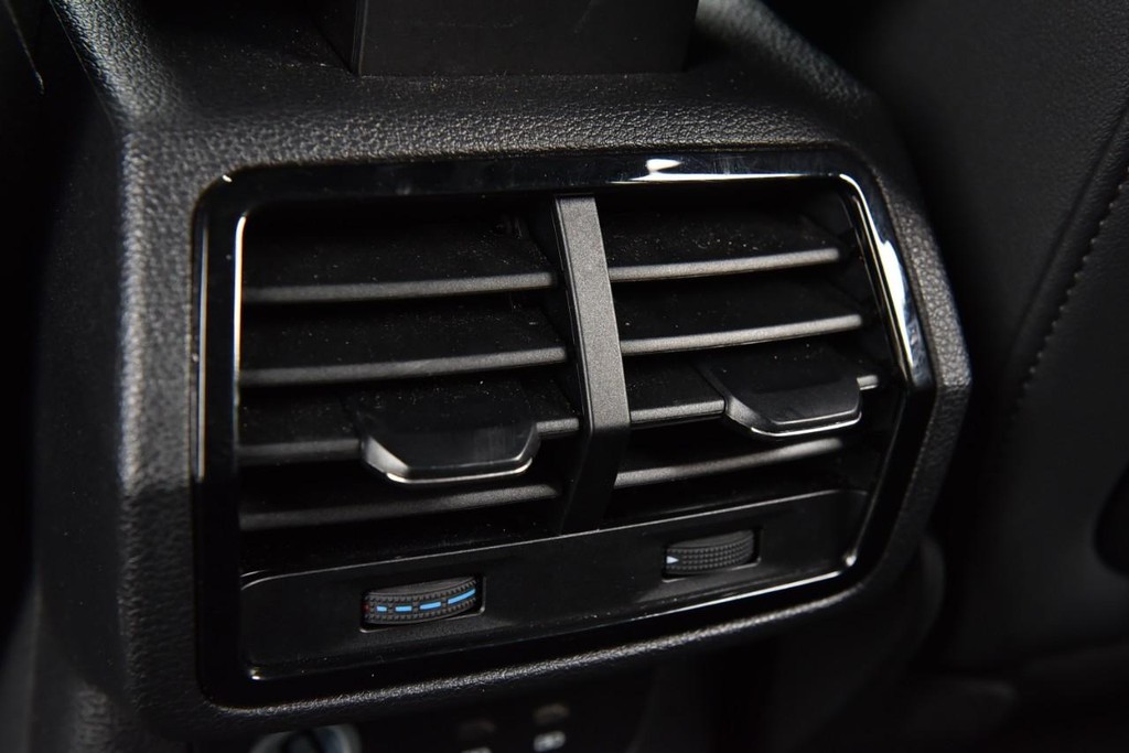 Audi Q3 Vehicle Full-screen Gallery Image 22