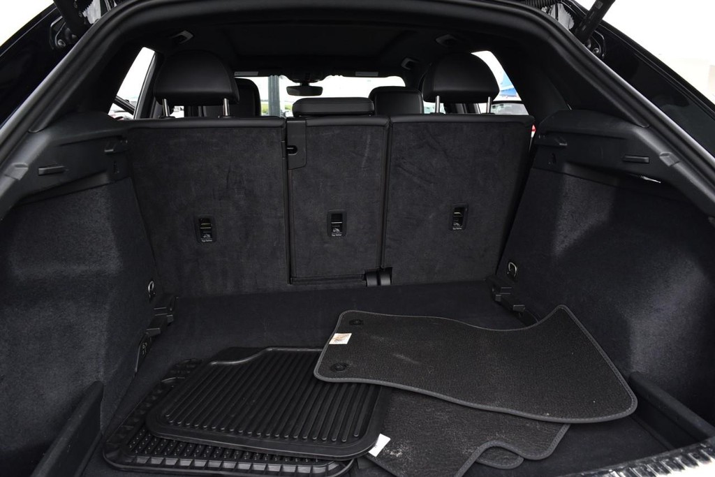 Audi Q3 Vehicle Full-screen Gallery Image 24