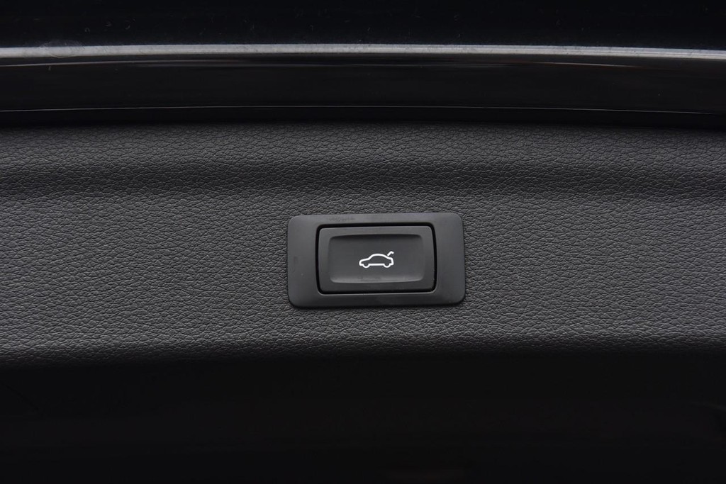 Audi Q3 Vehicle Full-screen Gallery Image 25