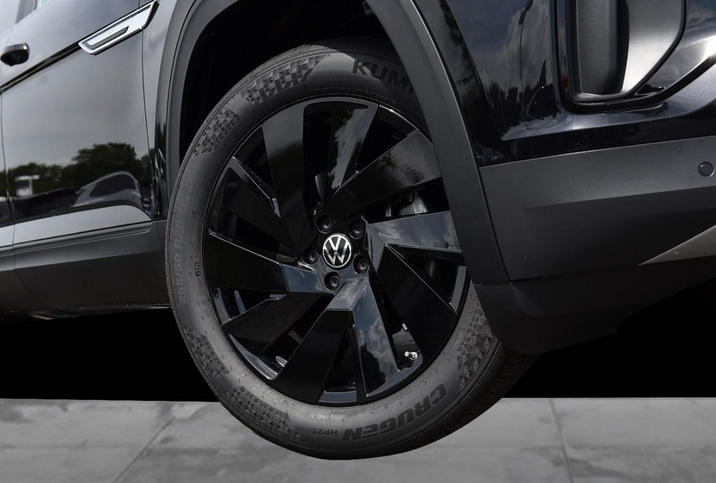 Volkswagen Atlas Cross Sport Vehicle Full-screen Gallery Image 3