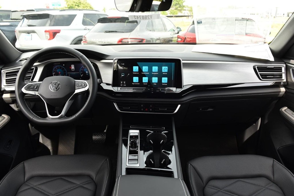 Volkswagen Atlas Cross Sport Vehicle Full-screen Gallery Image 7