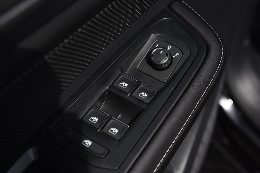 Volkswagen Atlas Cross Sport Vehicle Full-screen Gallery Image 8