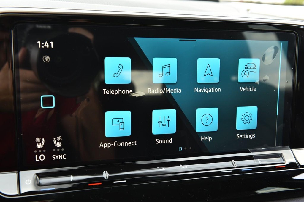 Volkswagen Atlas Cross Sport Vehicle Full-screen Gallery Image 14