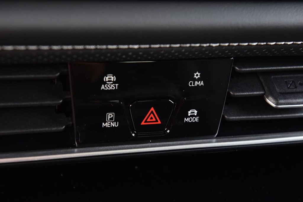 Volkswagen Atlas Cross Sport Vehicle Full-screen Gallery Image 15