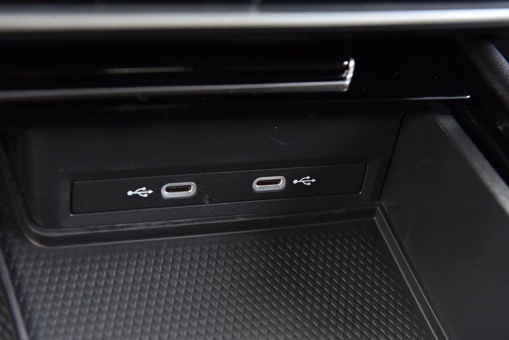 Volkswagen Atlas Cross Sport Vehicle Full-screen Gallery Image 16