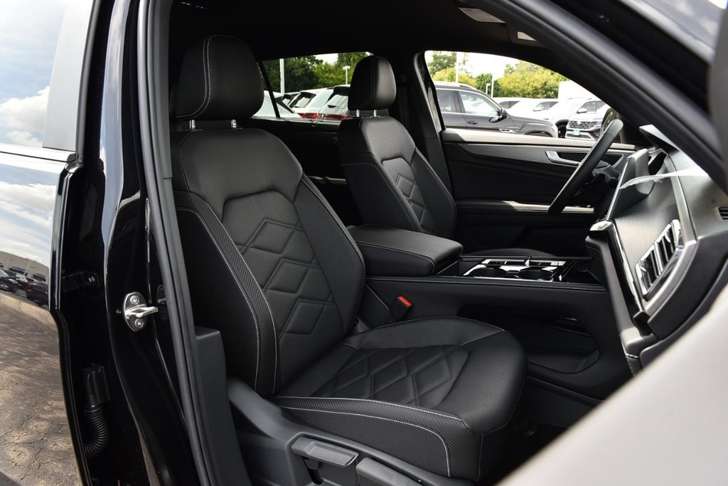 Volkswagen Atlas Cross Sport Vehicle Full-screen Gallery Image 20