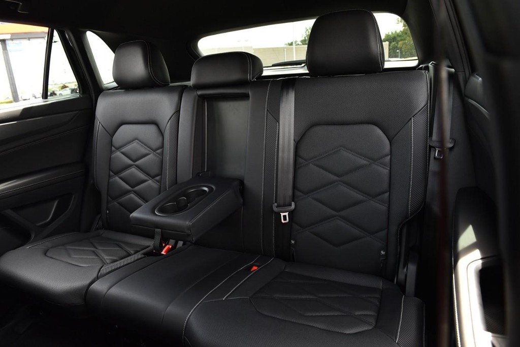 Volkswagen Atlas Cross Sport Vehicle Full-screen Gallery Image 21