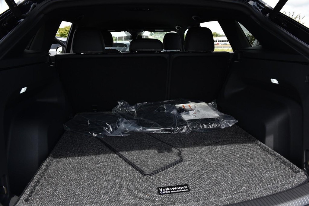 Volkswagen Atlas Cross Sport Vehicle Full-screen Gallery Image 24