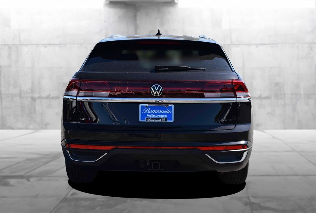 Volkswagen Atlas Cross Sport Vehicle Full-screen Gallery Image 6