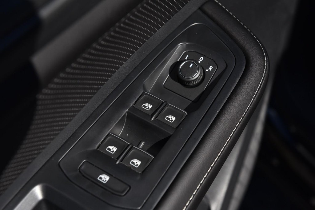 Volkswagen Atlas Cross Sport Vehicle Full-screen Gallery Image 8