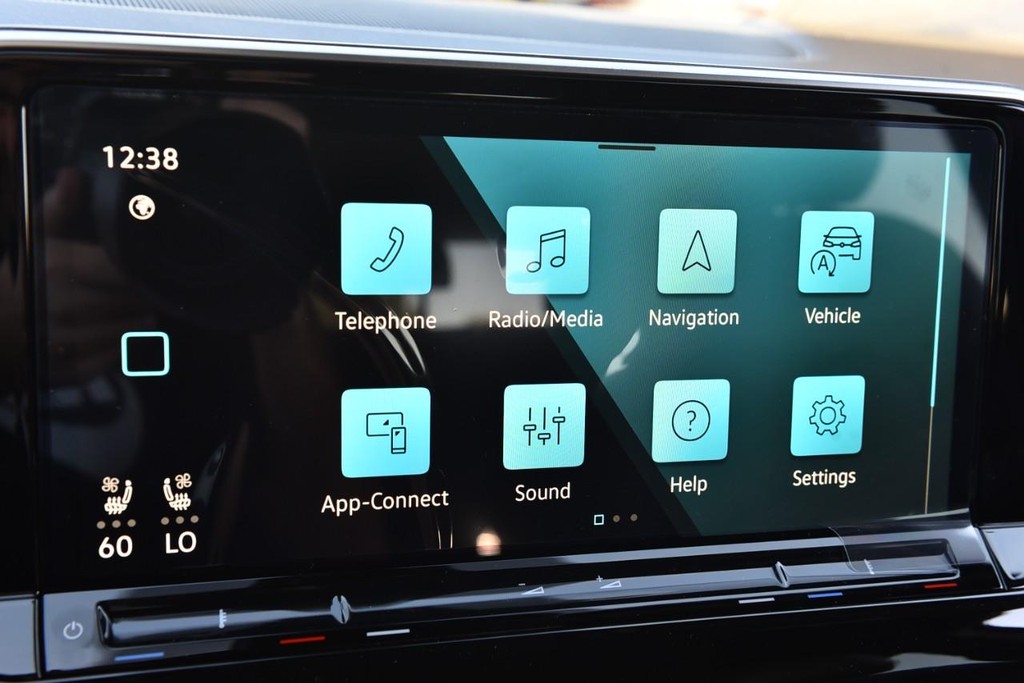 Volkswagen Atlas Cross Sport Vehicle Full-screen Gallery Image 13