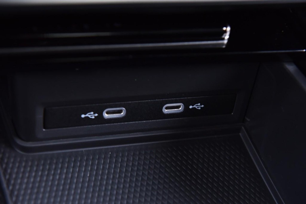 Volkswagen Atlas Cross Sport Vehicle Full-screen Gallery Image 15