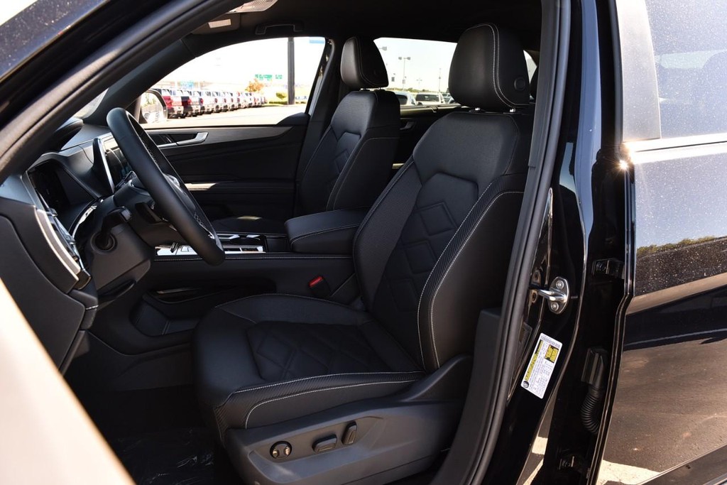 Volkswagen Atlas Cross Sport Vehicle Full-screen Gallery Image 18