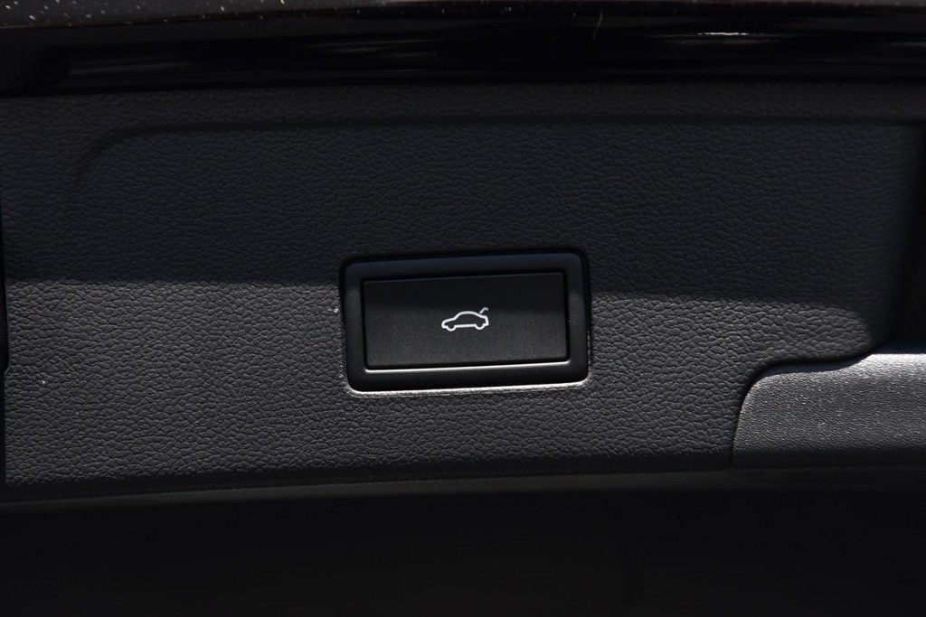 Volkswagen Atlas Cross Sport Vehicle Full-screen Gallery Image 24