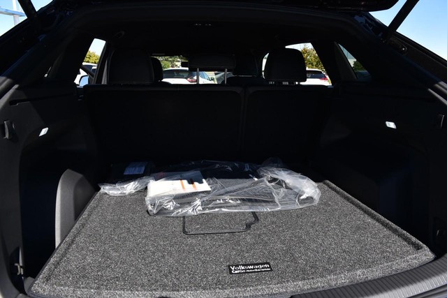 Volkswagen Atlas Cross Sport Vehicle Image 23