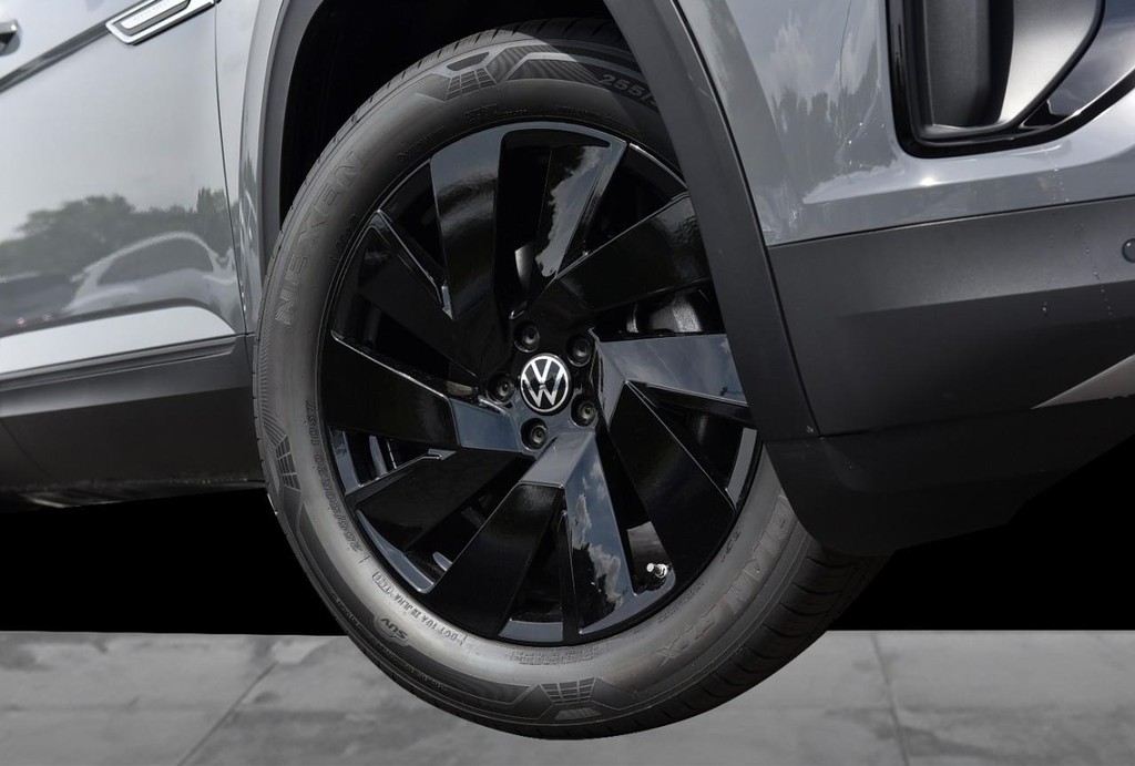 Volkswagen Atlas Cross Sport Vehicle Full-screen Gallery Image 3