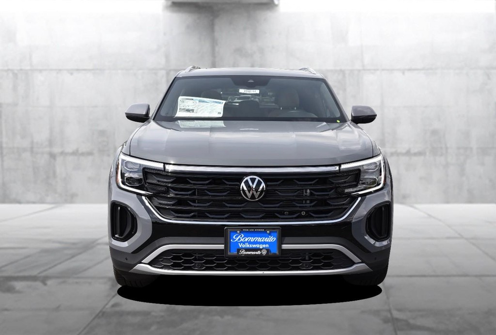 Volkswagen Atlas Cross Sport Vehicle Full-screen Gallery Image 4
