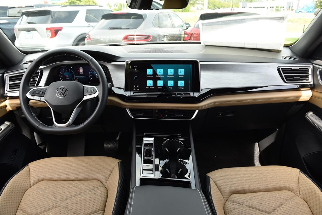 Volkswagen Atlas Cross Sport Vehicle Full-screen Gallery Image 7