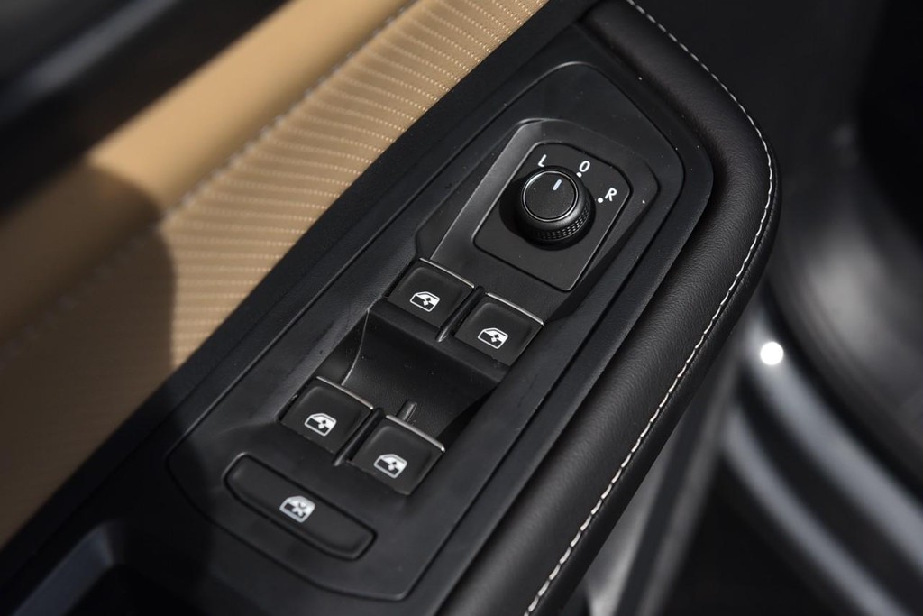 Volkswagen Atlas Cross Sport Vehicle Full-screen Gallery Image 8