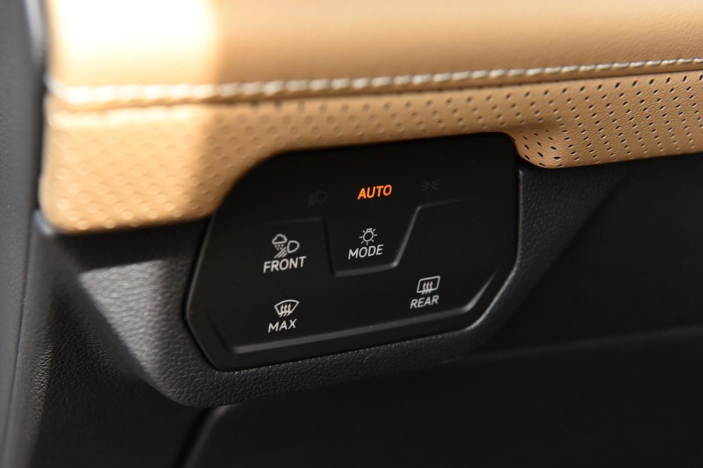 Volkswagen Atlas Cross Sport Vehicle Full-screen Gallery Image 11