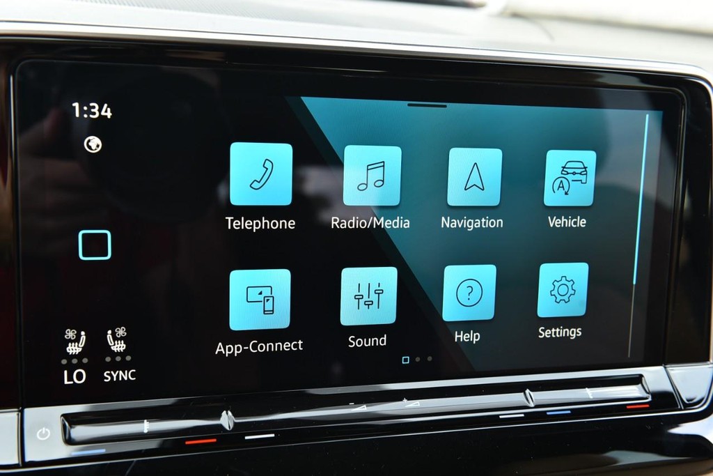 Volkswagen Atlas Cross Sport Vehicle Full-screen Gallery Image 14