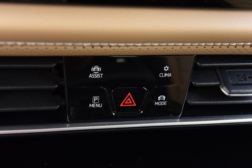 Volkswagen Atlas Cross Sport Vehicle Full-screen Gallery Image 15