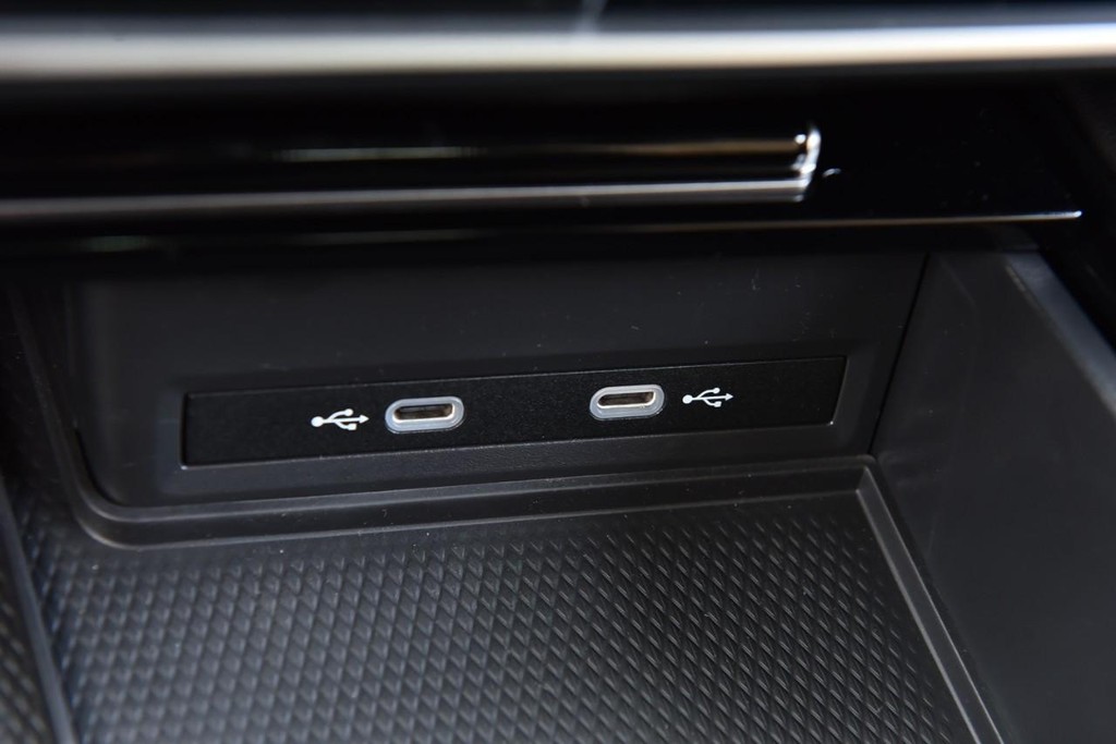 Volkswagen Atlas Cross Sport Vehicle Full-screen Gallery Image 16