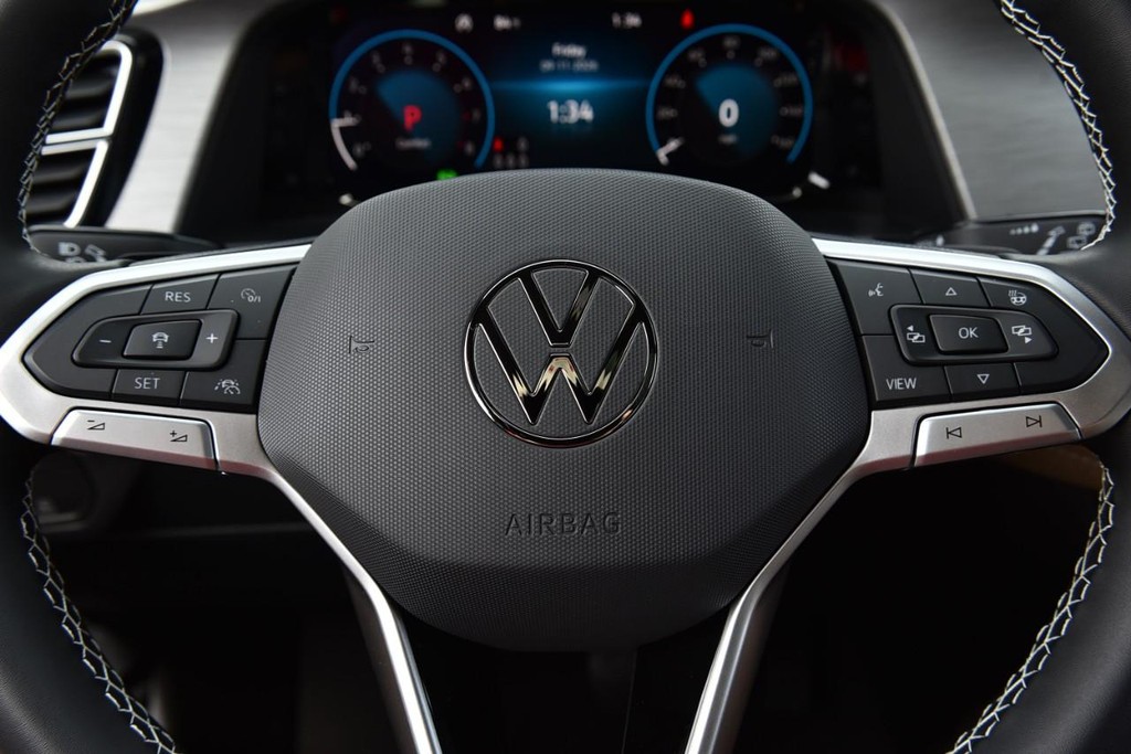 Volkswagen Atlas Cross Sport Vehicle Full-screen Gallery Image 18