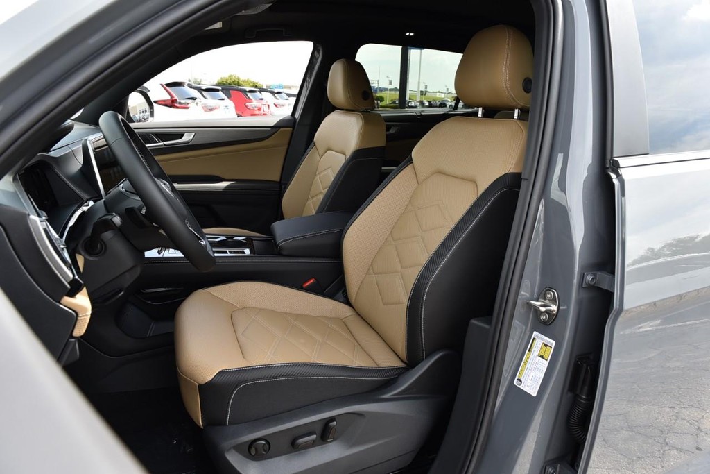 Volkswagen Atlas Cross Sport Vehicle Full-screen Gallery Image 19