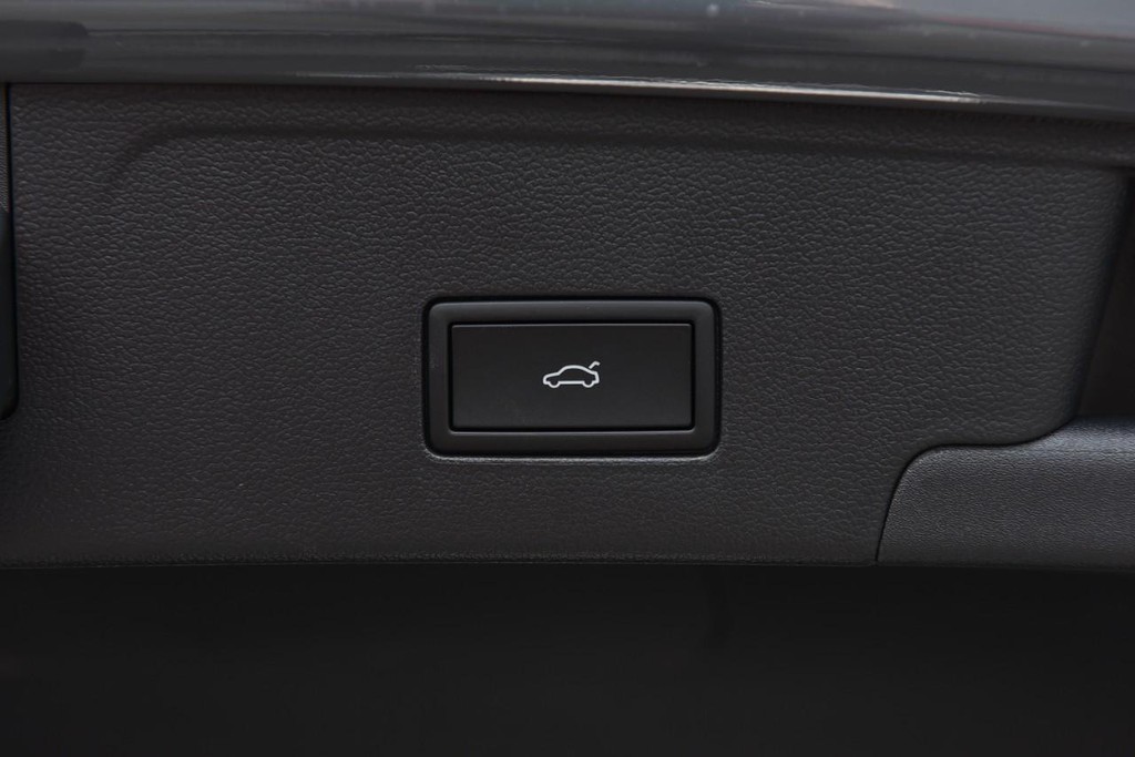Volkswagen Atlas Cross Sport Vehicle Full-screen Gallery Image 26