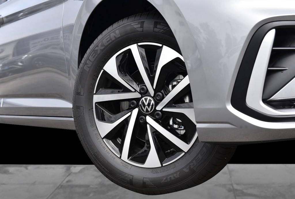 Volkswagen Jetta Vehicle Full-screen Gallery Image 3