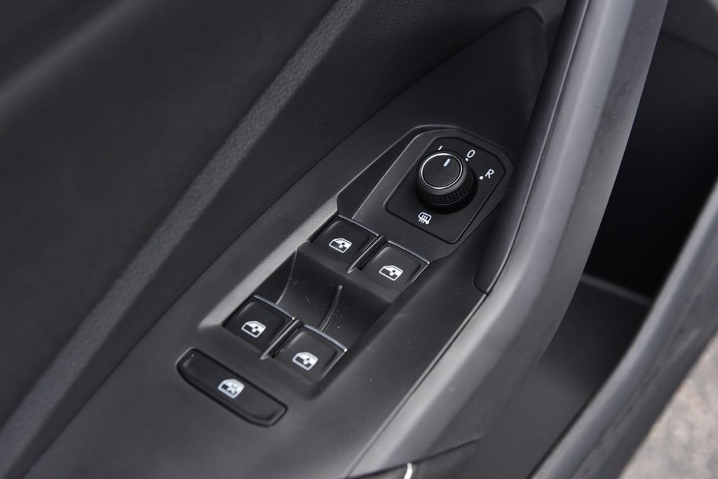 Volkswagen Jetta Vehicle Full-screen Gallery Image 8
