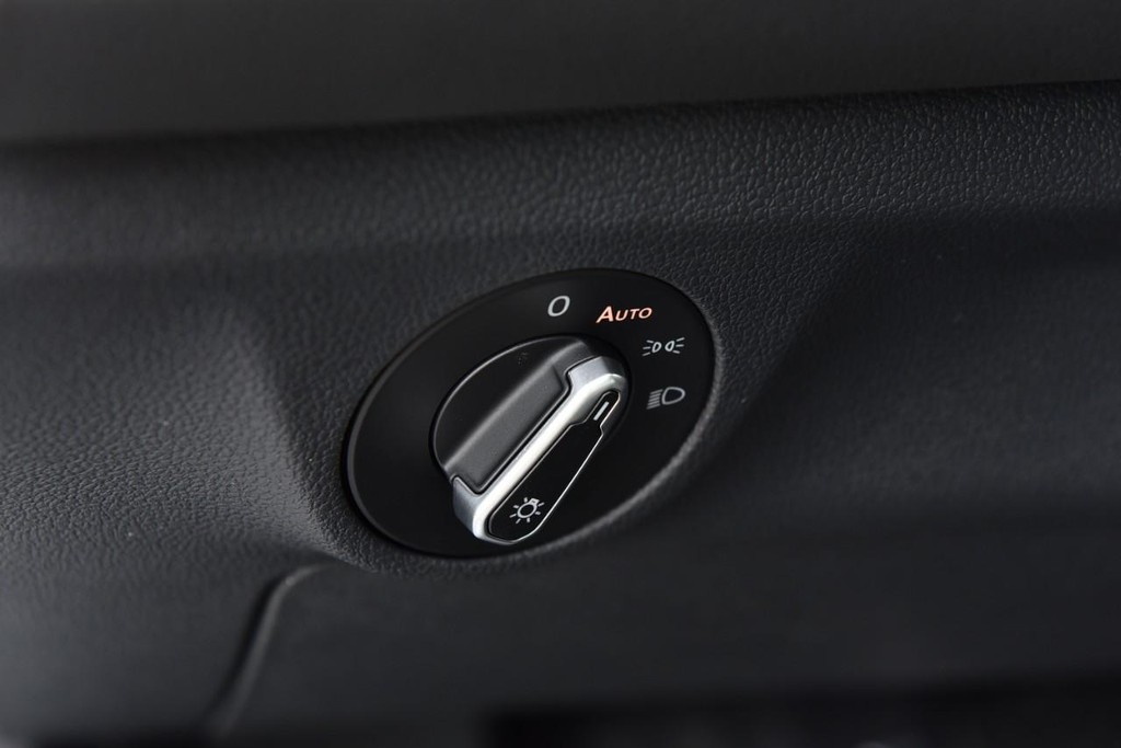Volkswagen Jetta Vehicle Full-screen Gallery Image 11