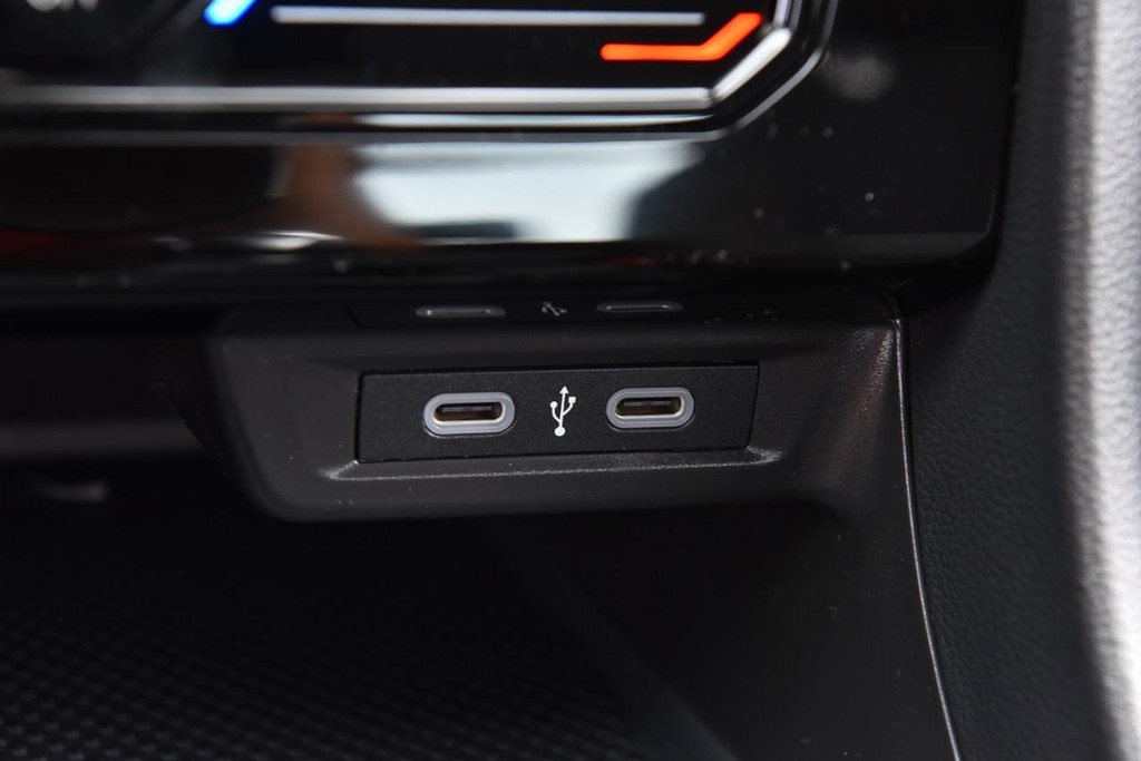 Volkswagen Jetta Vehicle Full-screen Gallery Image 16