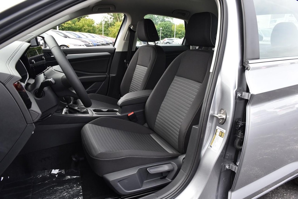 Volkswagen Jetta Vehicle Full-screen Gallery Image 19
